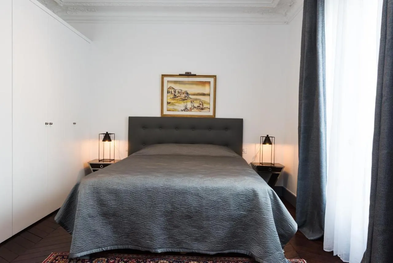Apartment Franklin Roosevelt Hotel Paris